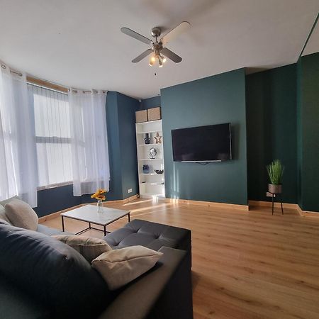 Anfield Luxe Retreat - Stylish Stay With Parking - Steps From Stadium - Short Drive To City Centre Ливерпуль Экстерьер фото